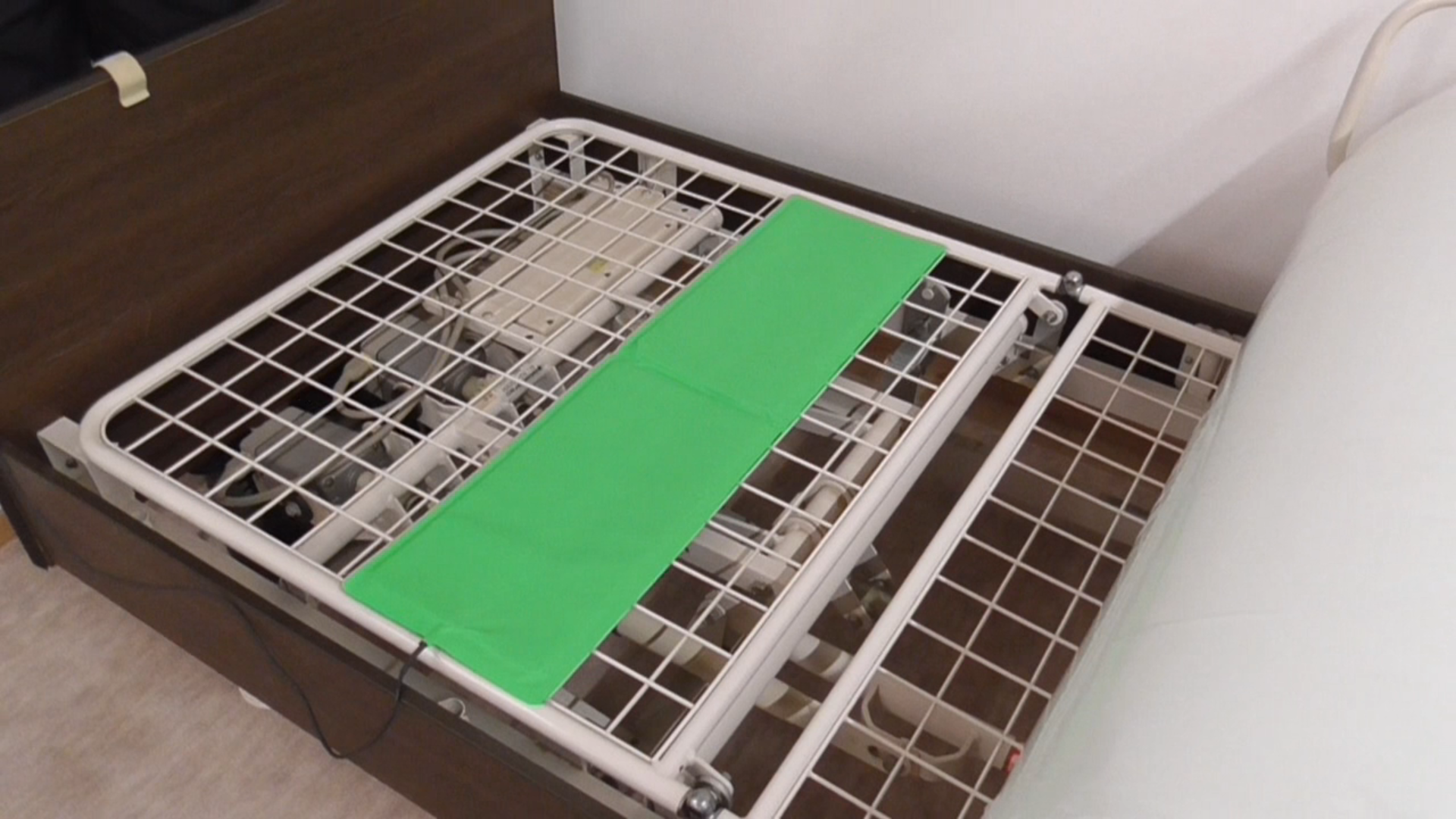 マットレスの下におきナールTW2を置いた様子